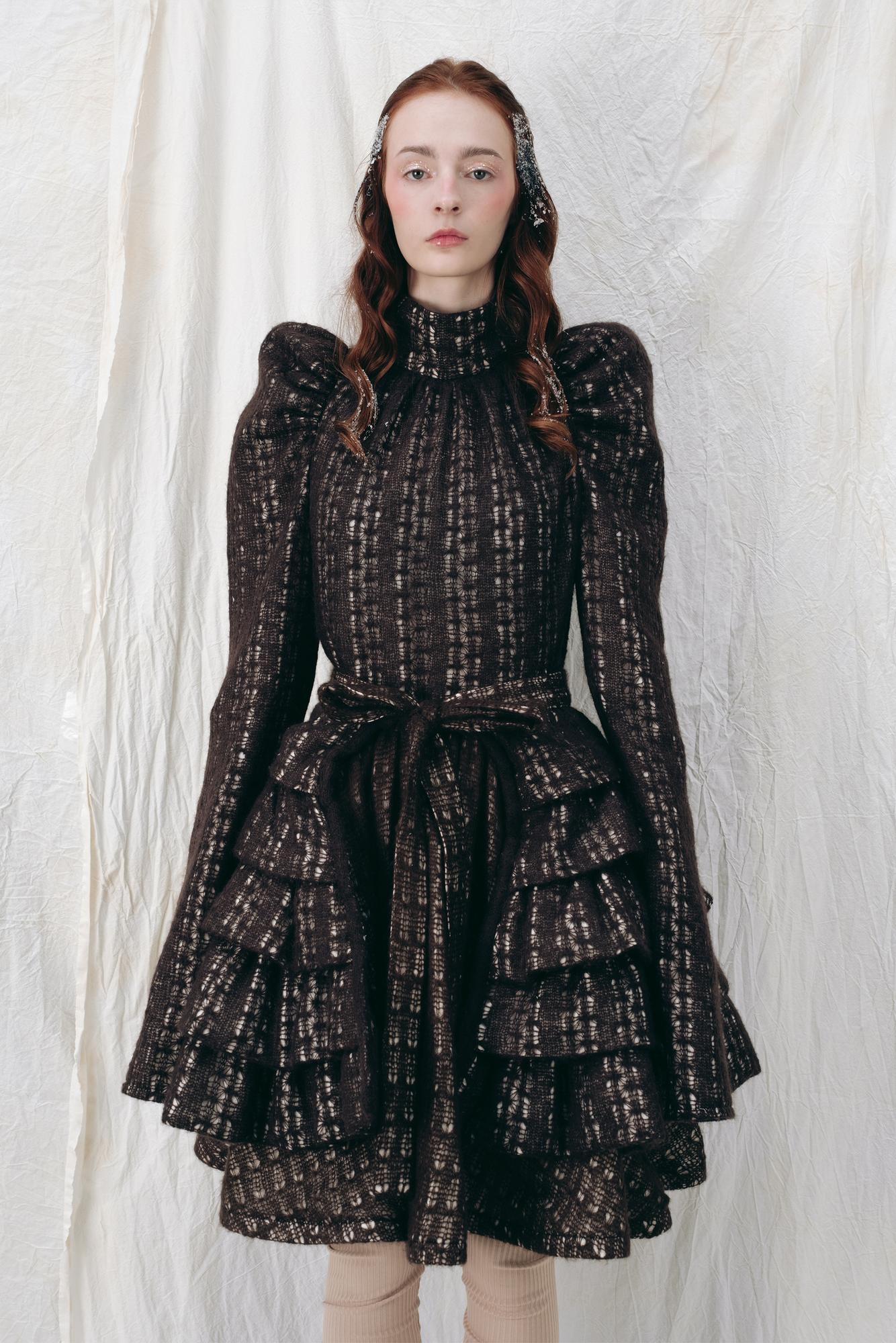 Платье с баской