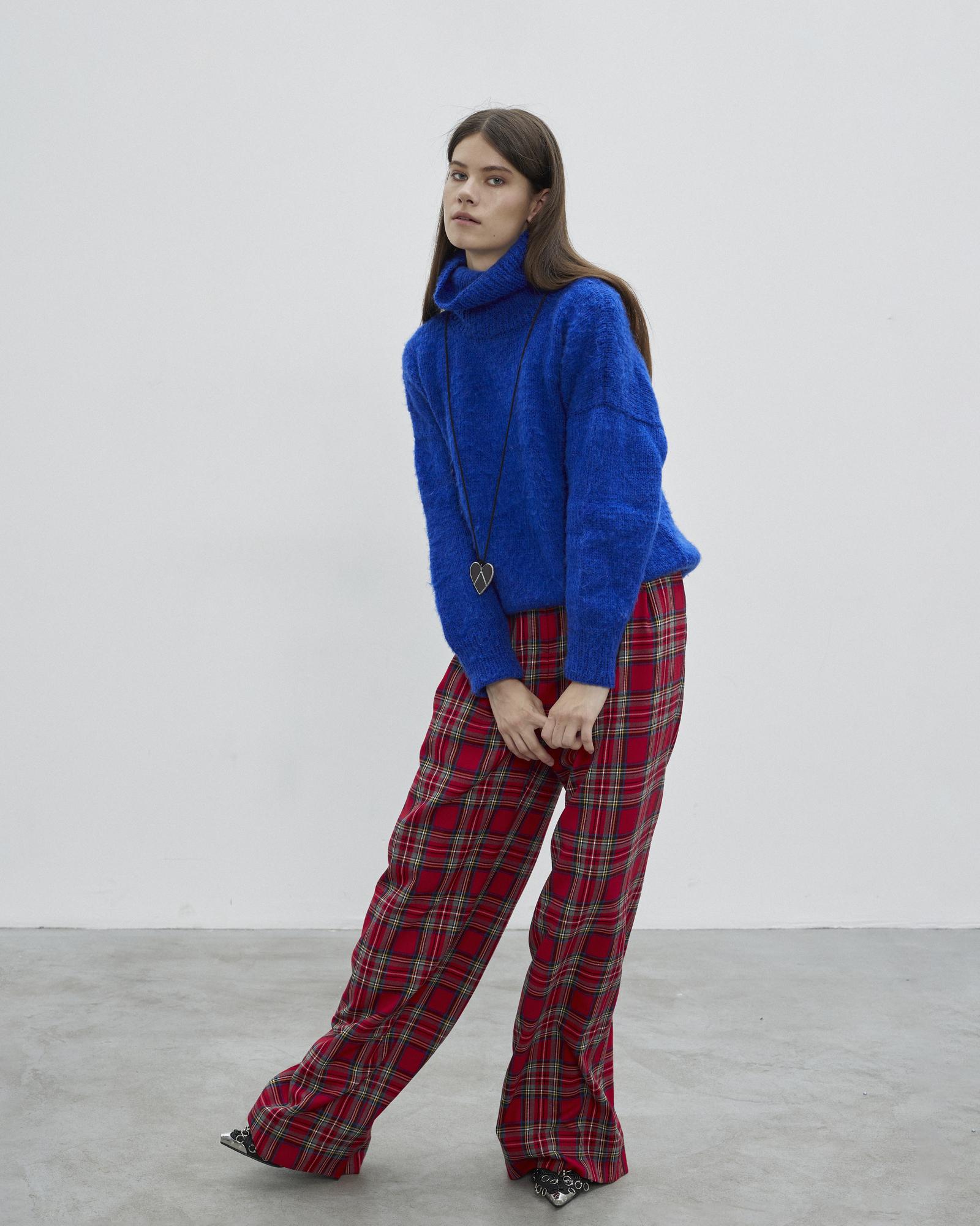 Свитер васильковый