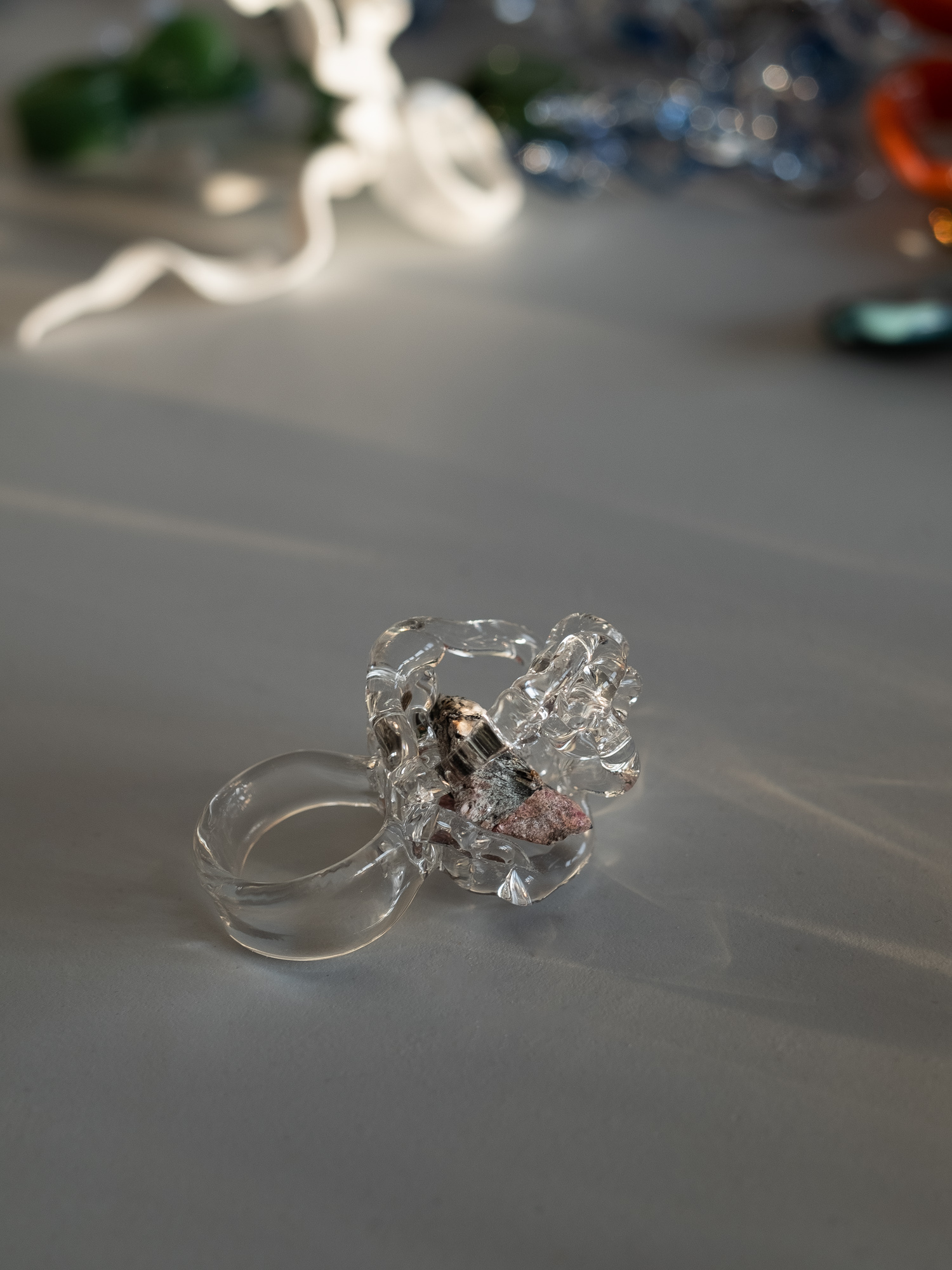 Кольцо «Эвдиалит в прозрачном»