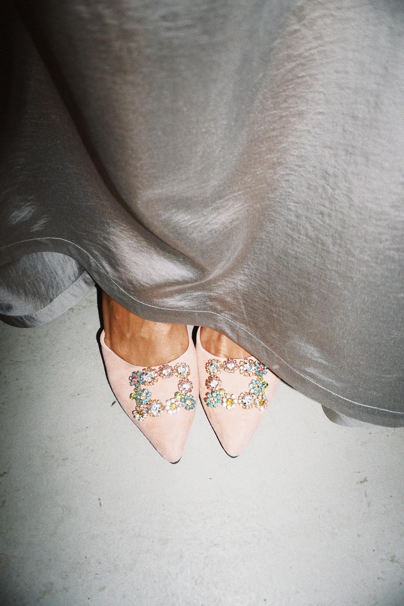 Пудровые мюли с пряжкой