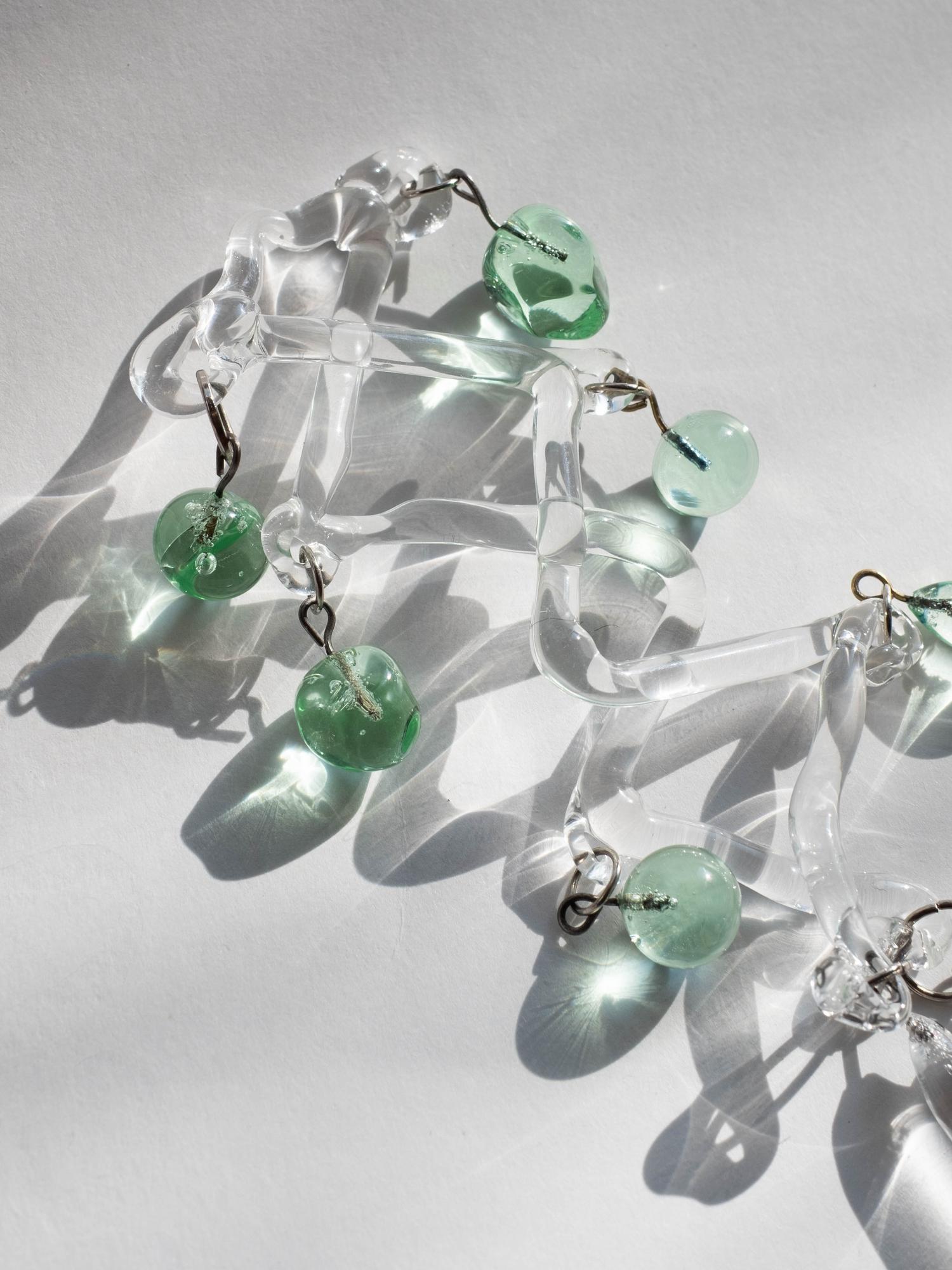 Моно-серьга «Шнуровка с зелеными каплями»