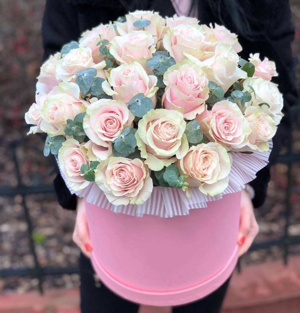 Шляпная коробка из Эквадорской розы и эвкалипта