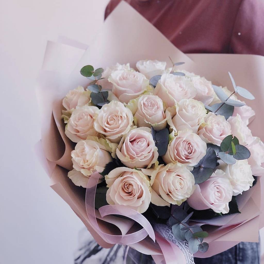 Моно Букет из роз с эвкалиптом "Амелия"