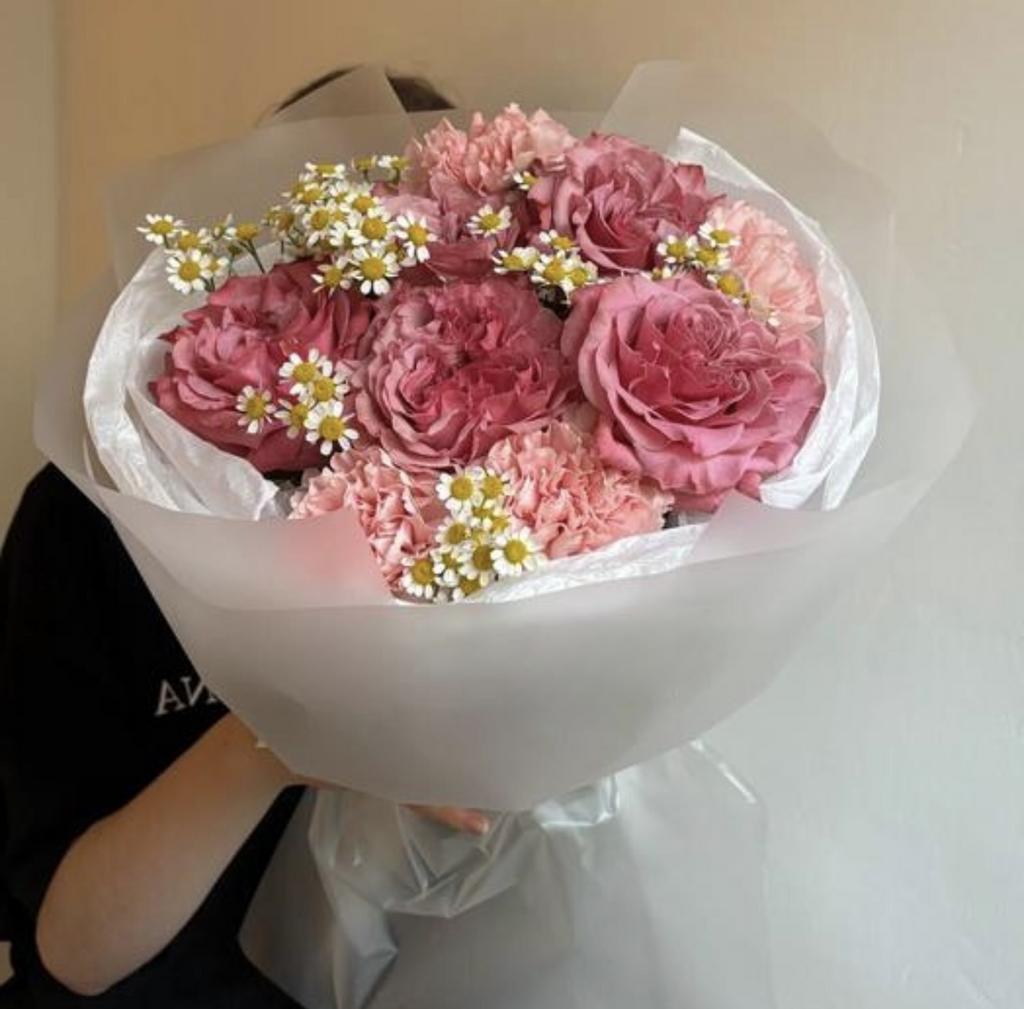 Букет «Shake It» - пионовидные розы, ромашки и диантусы в авторской упаковке