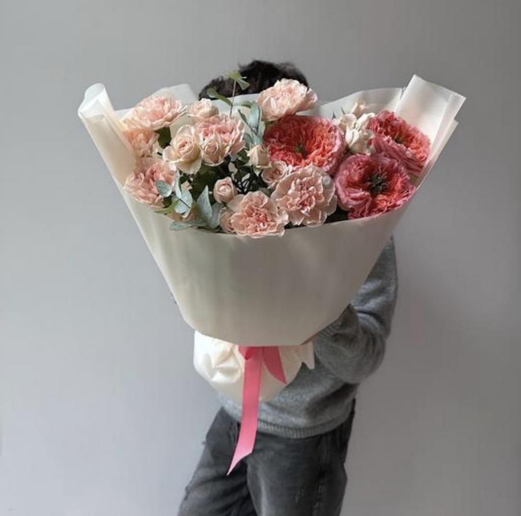 Авторский букет «Персиковый сад» с розами Мандарин