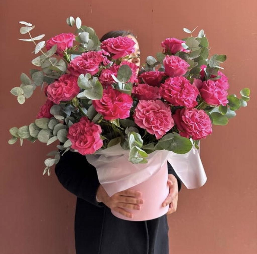 Пионовидные розы Country blues с эвкалиптом в шляпной коробке