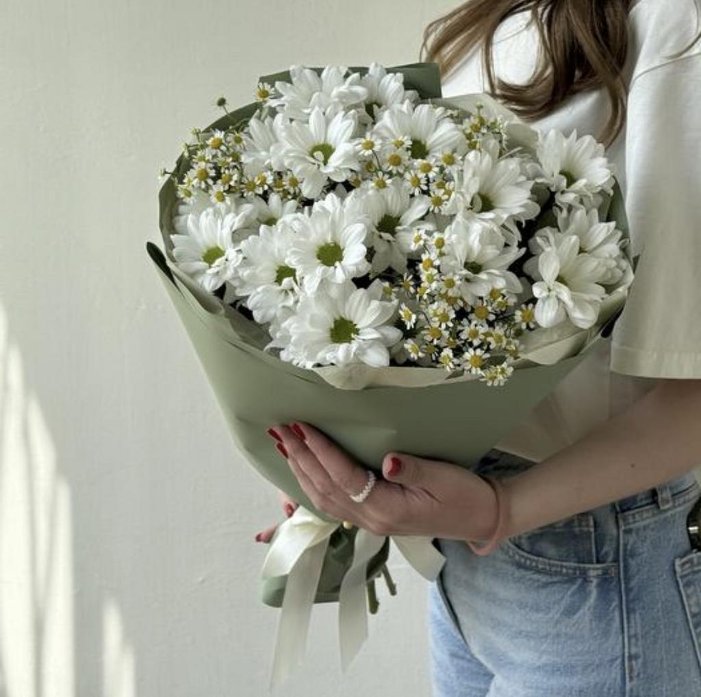 Нежный букет из ромашек и хризантем