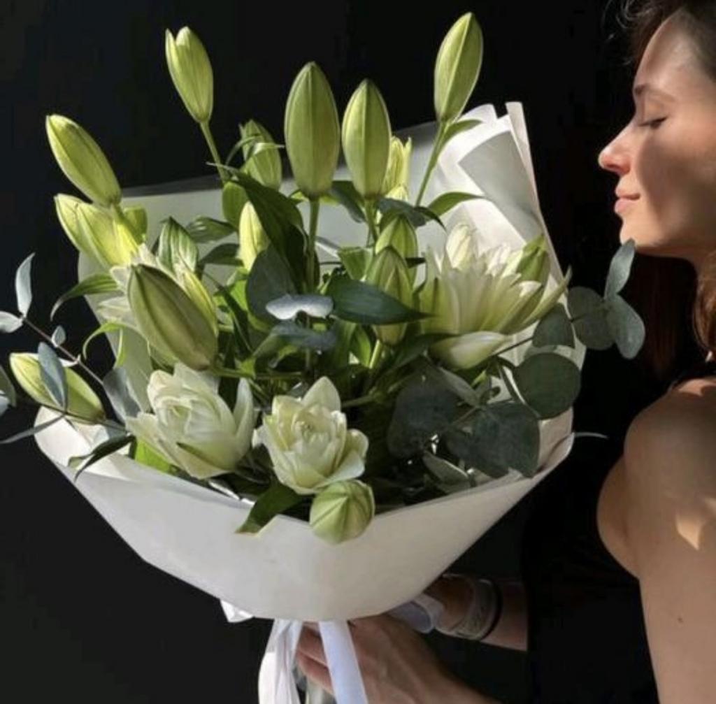 Белые пионовидные лилии 5 шт