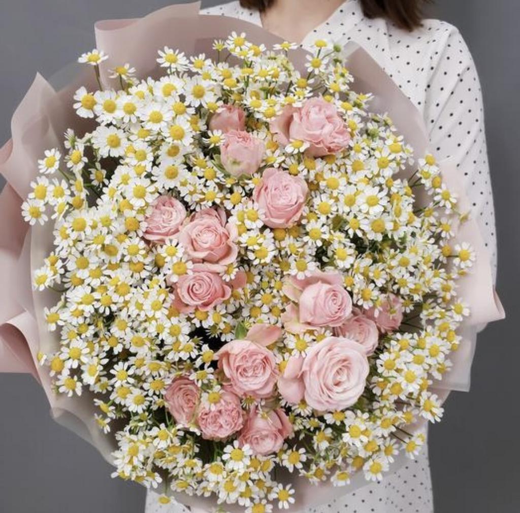 Пионовидные розы Бомбастик с ромашками