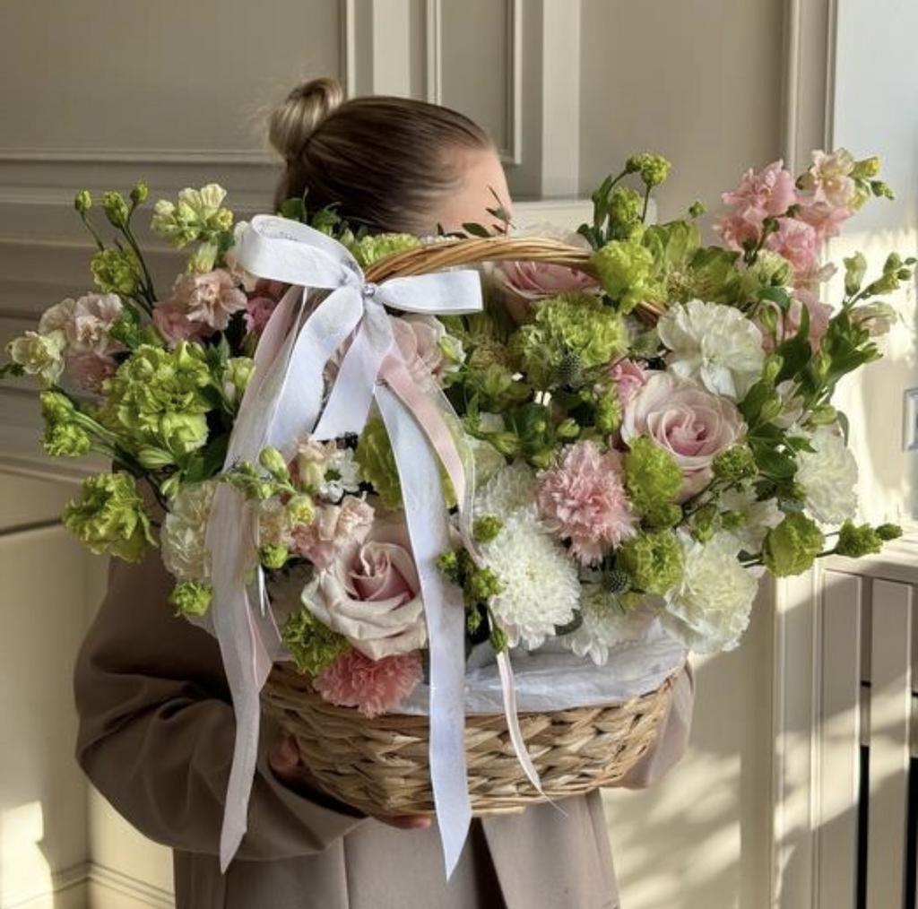 Корзина «Гармония» с сезонными цветами