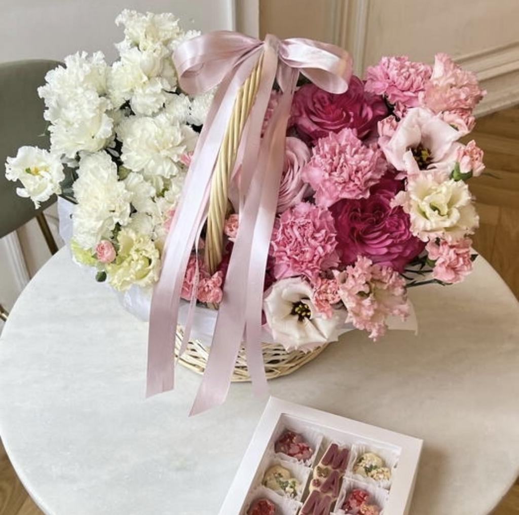 Корзина «Градиент» с сезонными цветами