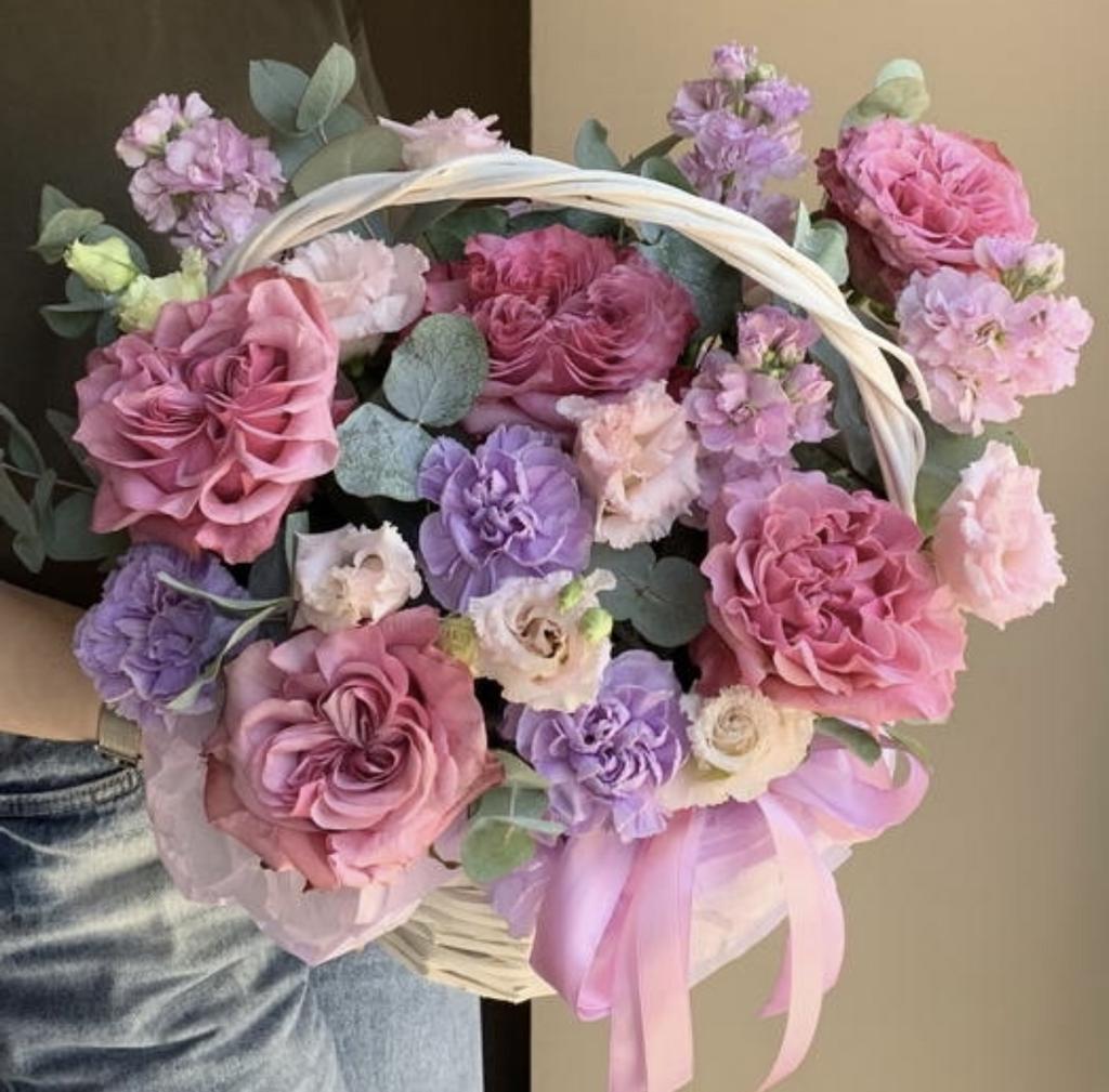 Корзина «Облако любви» с сезонными цветами