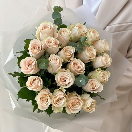 Букет 25 кремовых роз с эвкалиптом (Кения 40 см)