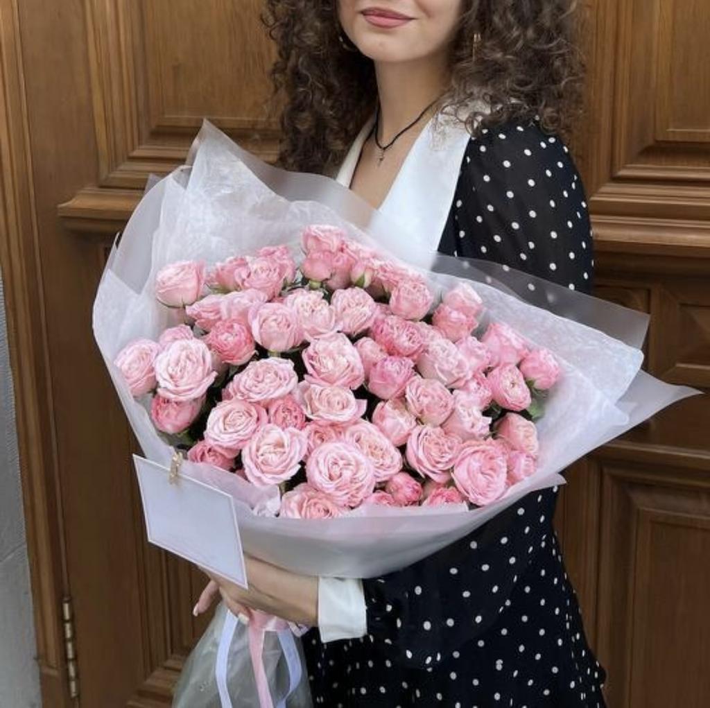 Розовый букет из кустовой пионовидной розы Bombastic