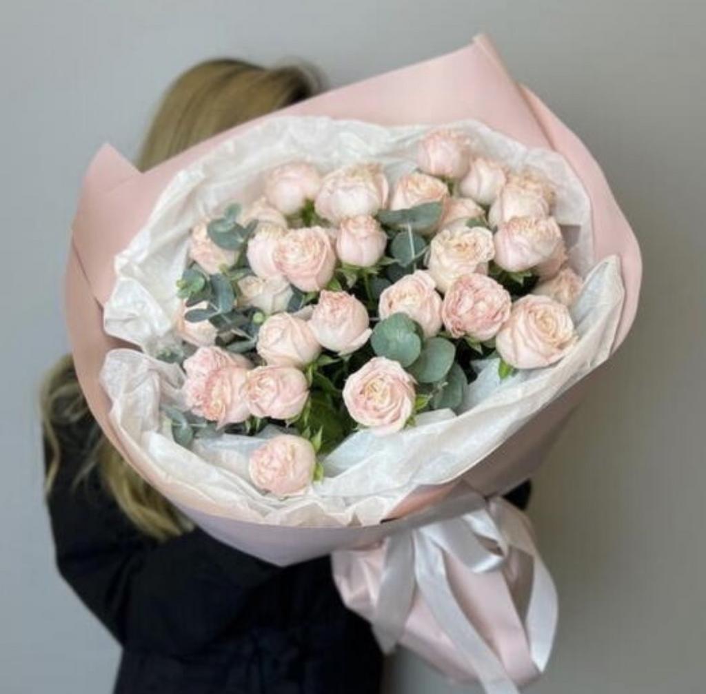 Пионовидные кустовые розы с эвкалиптом