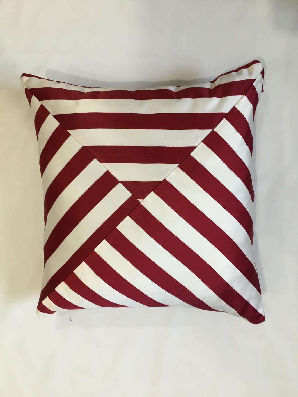 Красно-белые полосы диагональ