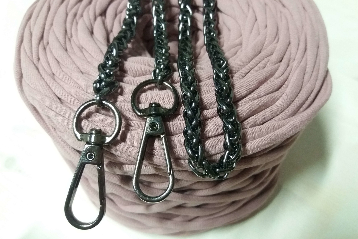 Цепь круглая 8 мм с карабинами, длина 120 см. Черный никель