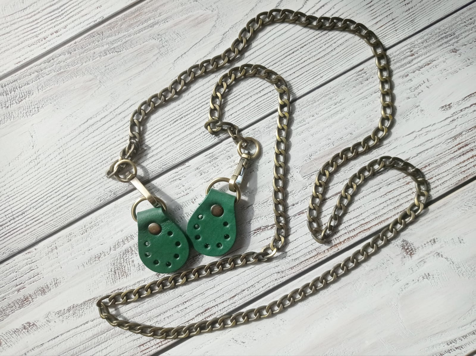 Цепь с ручкодержателями. Натуральная кожа. Изумрудный. Бронза
