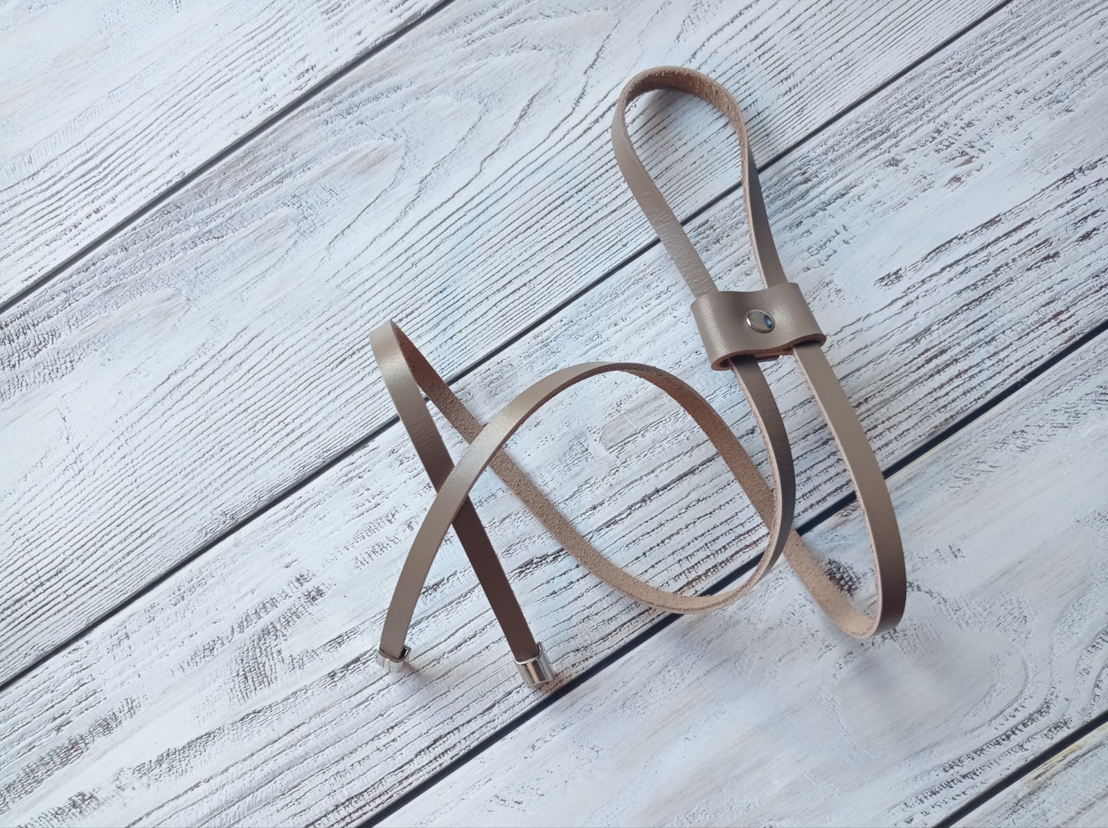 Утяжка с наконечниками. Натуральная кожа. Цвет кожи и фурнитуры на выбор.