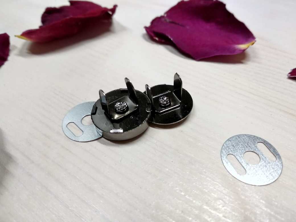 Магнитная кнопка на усиках 18мм. Черный никель