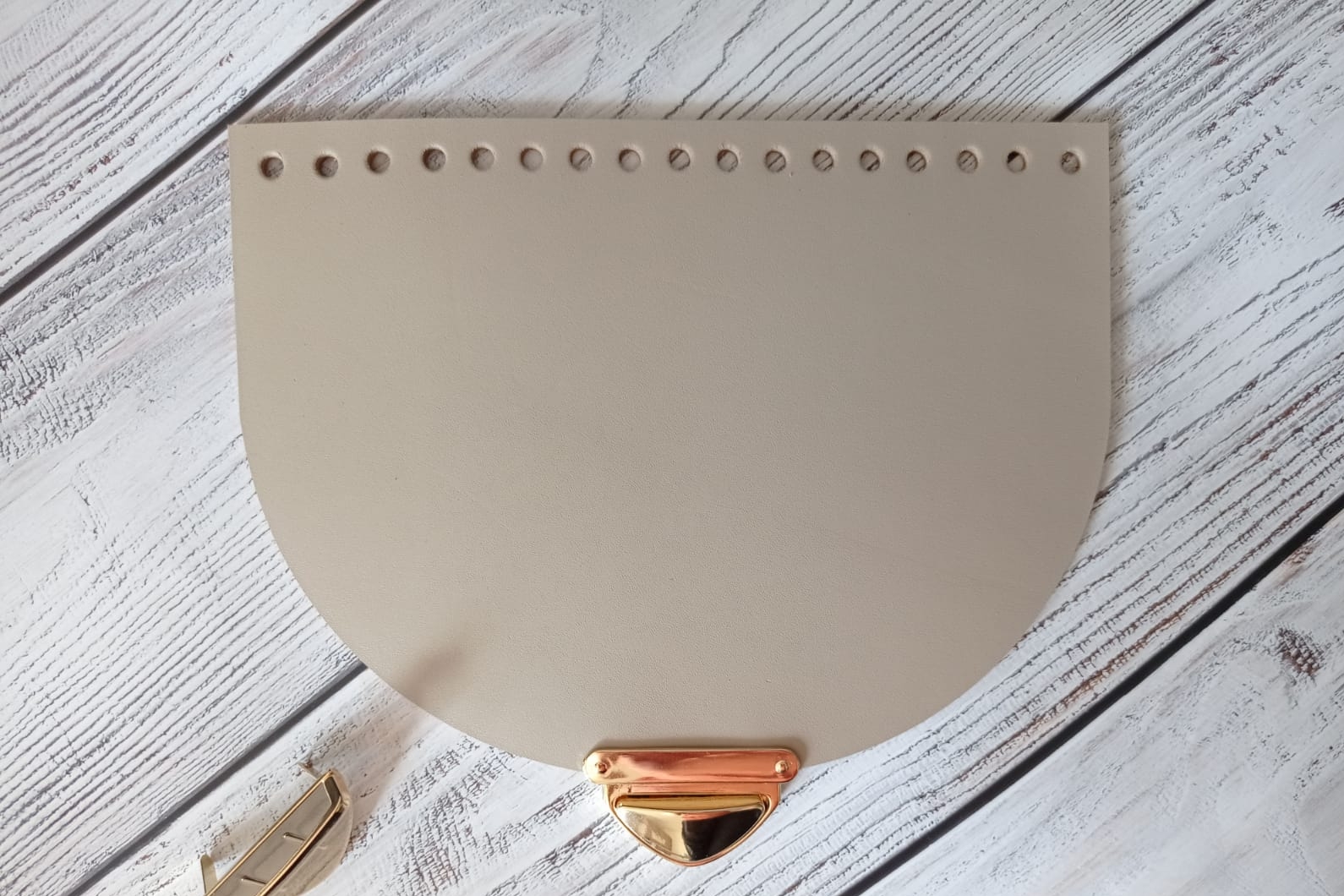 Крышка круглая 20х15 см с замком 52х31 мм . Цвет замка и кожи на выбор