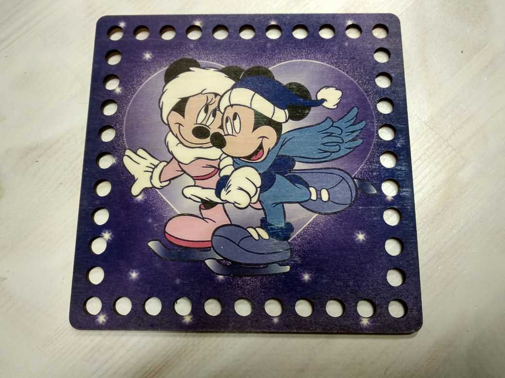 Дно деревянное "Квадрат" с рисунком "Микки Маус на коньках" 15 см
