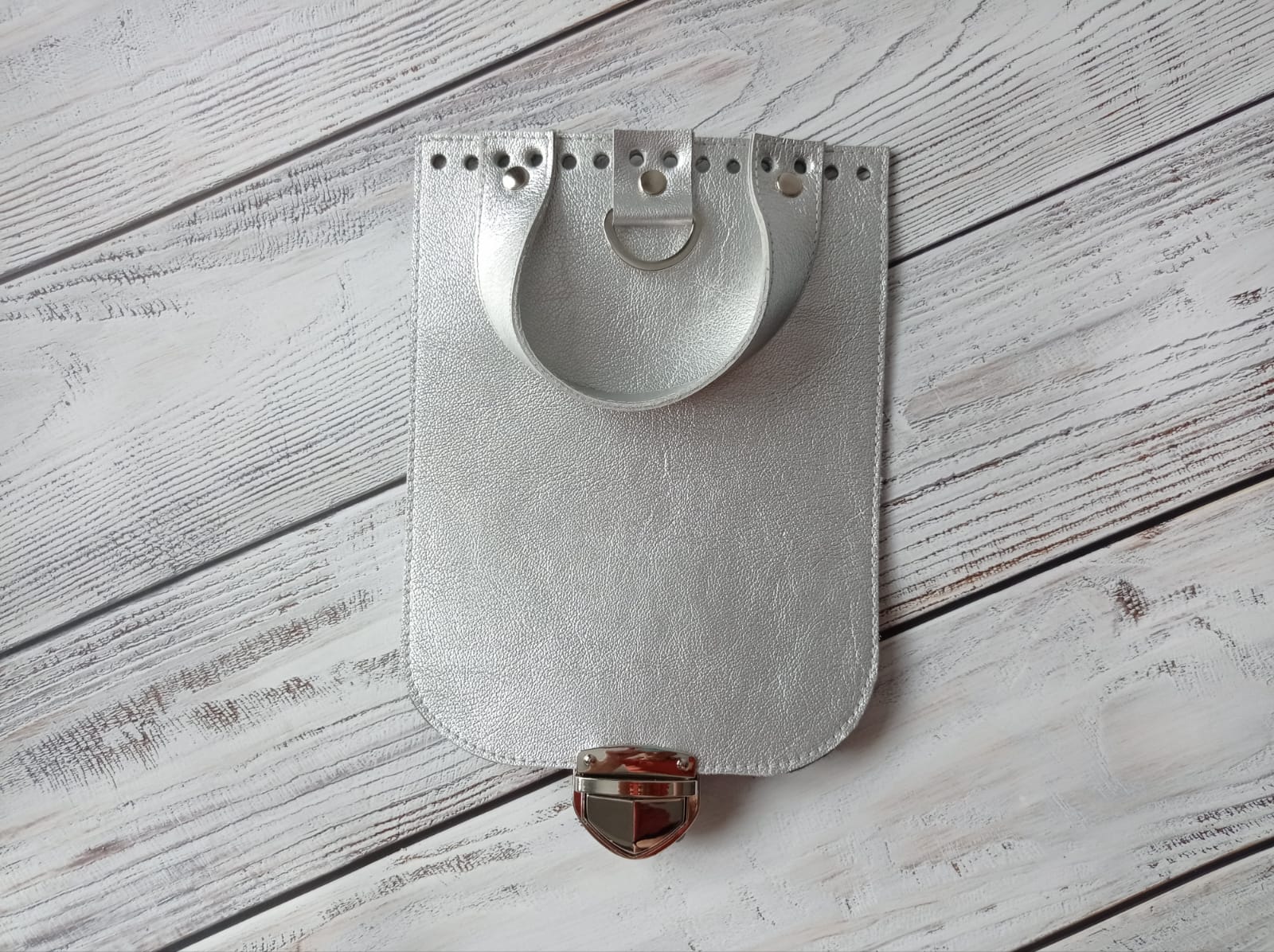 Крышка 16х21 см с замком и ручкой для рюкзака.  Натуральная кожа - серебро. Никель.