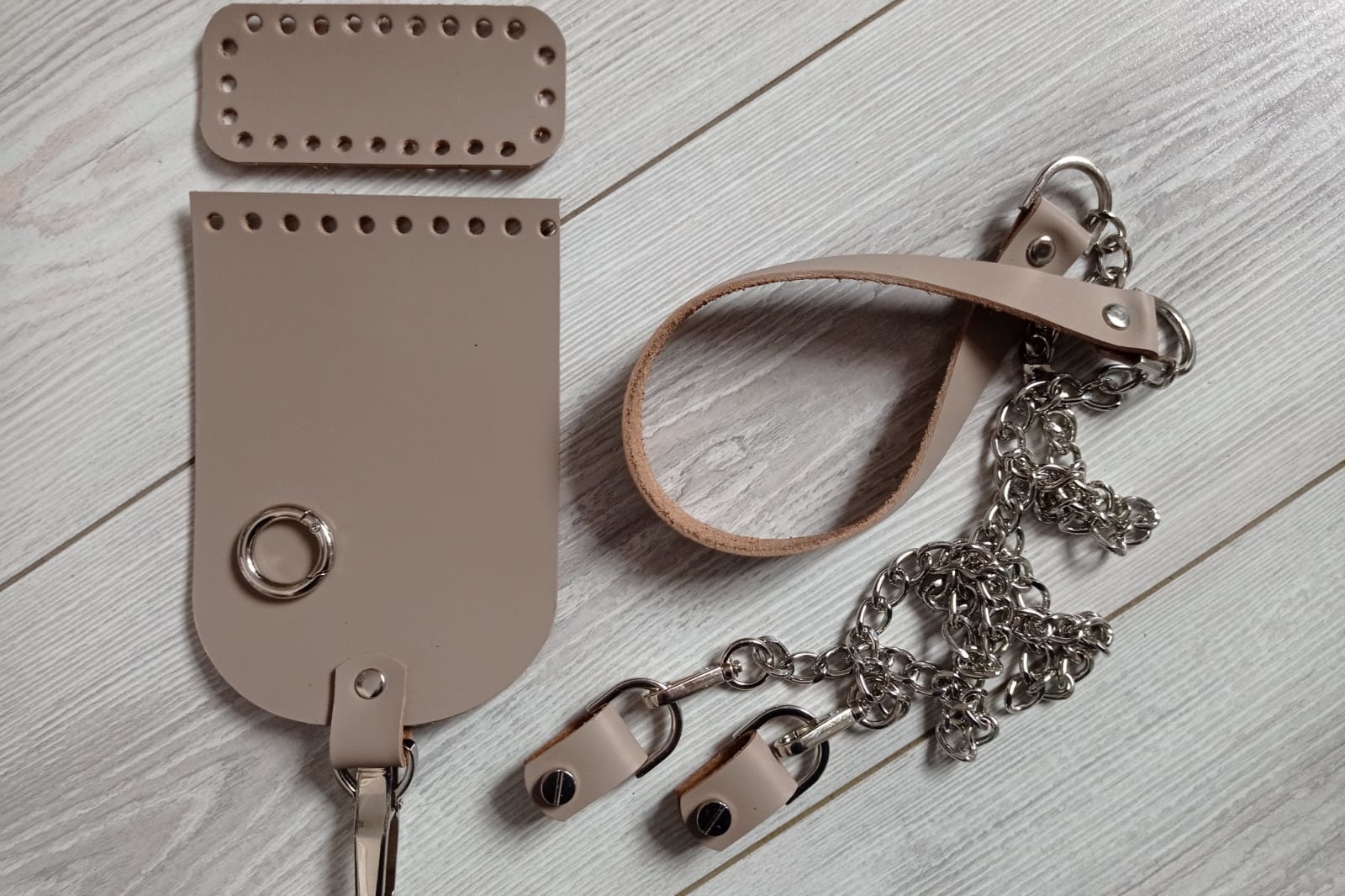 Набор для мини-сумочки с карабином-прищепкой. Цвет кожи на выбор. Цвет фурнитуры - никель.