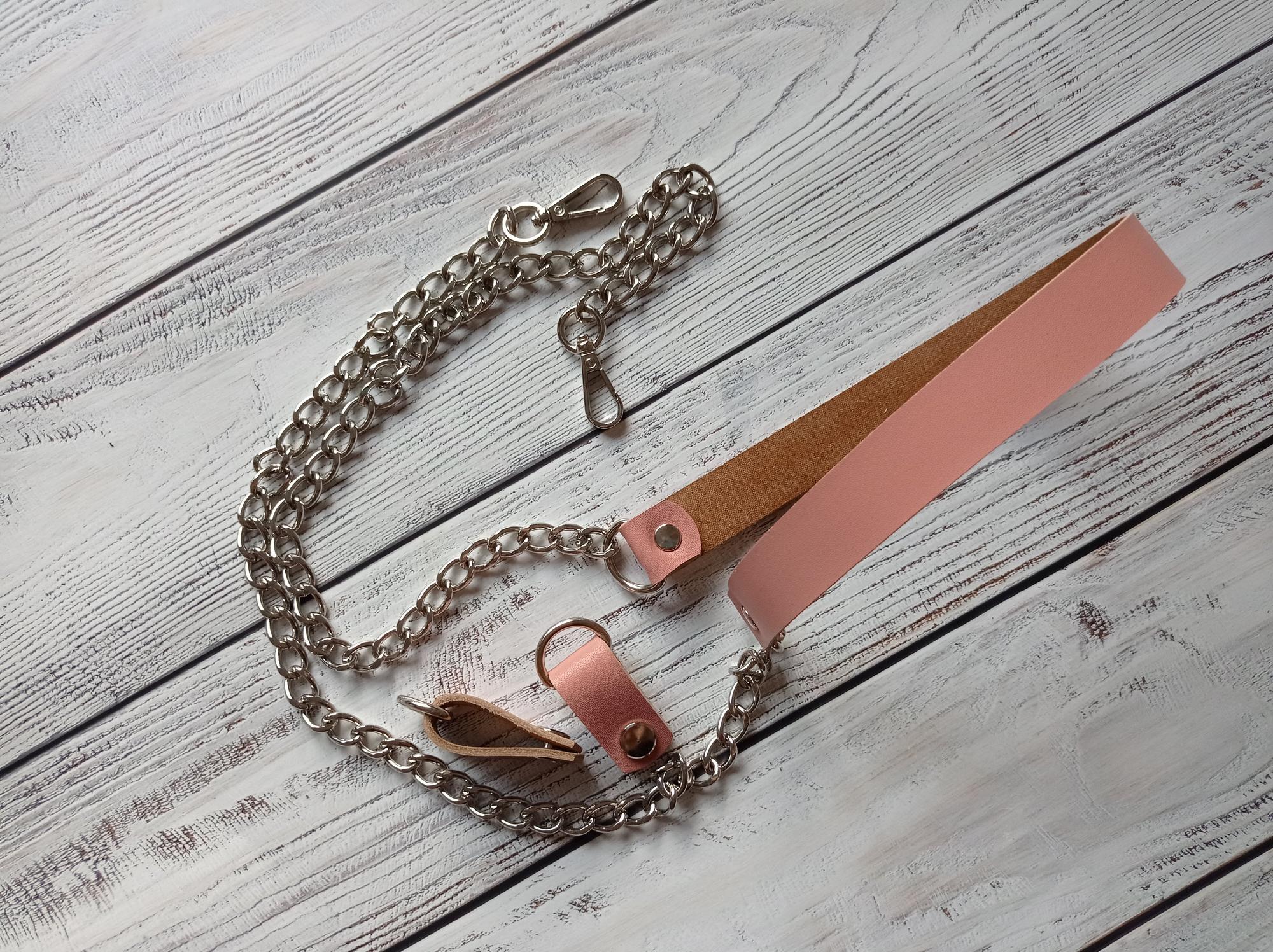 Ремень комбинированный с ручкодержателями на винтах. Цвет кожи - розовый. Цвет фурнитуры - никель