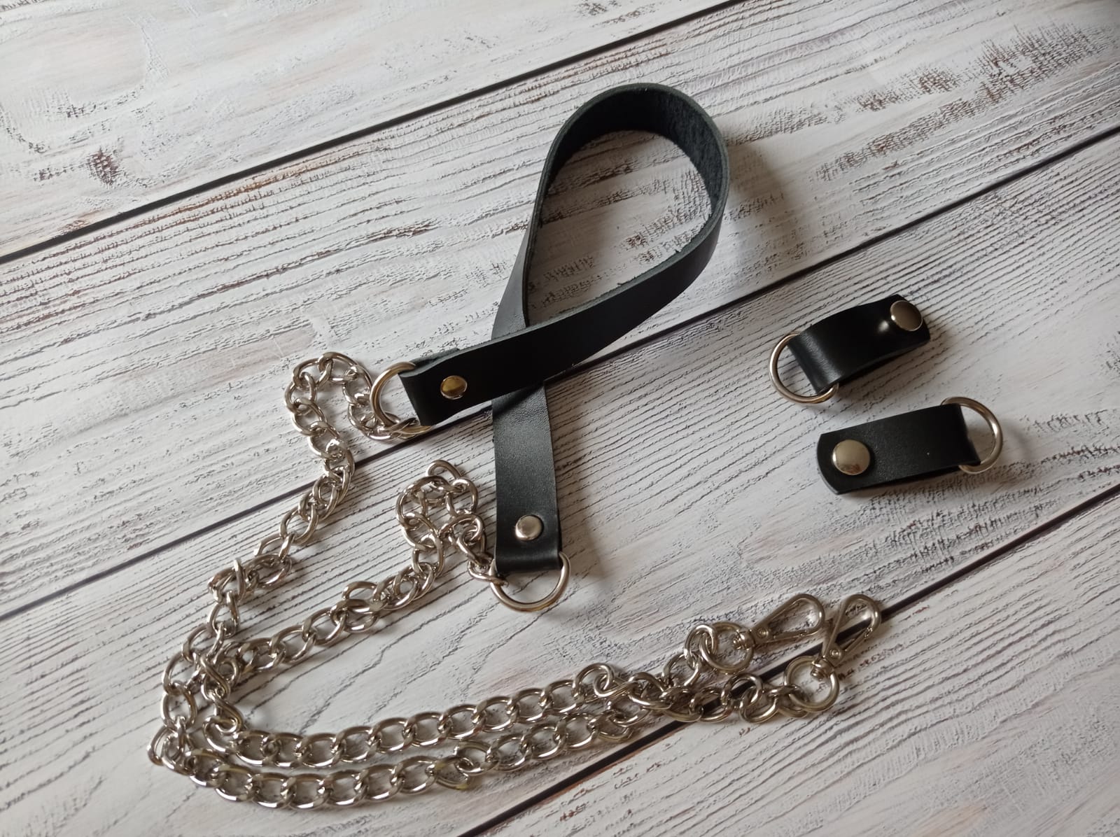 Ремень комбинированный с ручкодержателями на винтах. Цвет кожи - черный. Цвет фурнитуры - никель