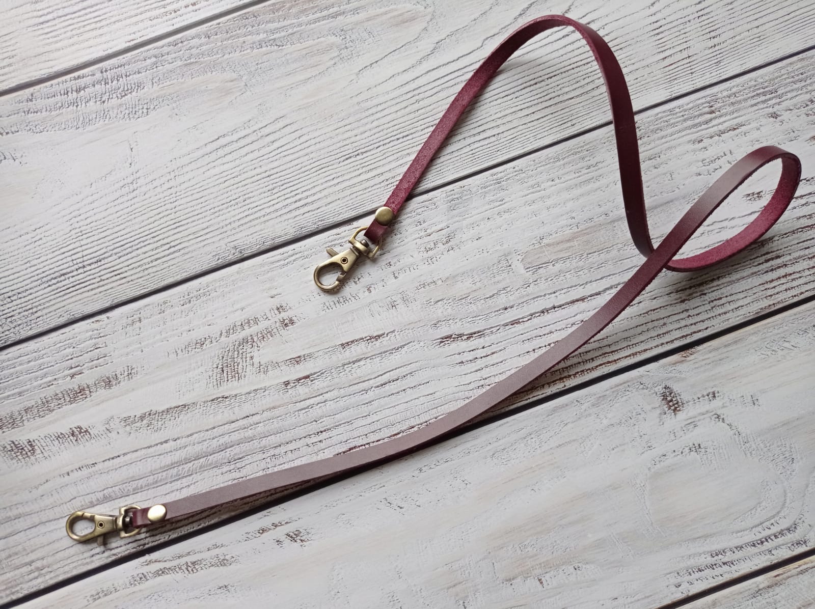 Тонкий ремень с карабинами. Цвет кожи - бордовый. Цвет фурнитуры - бронза