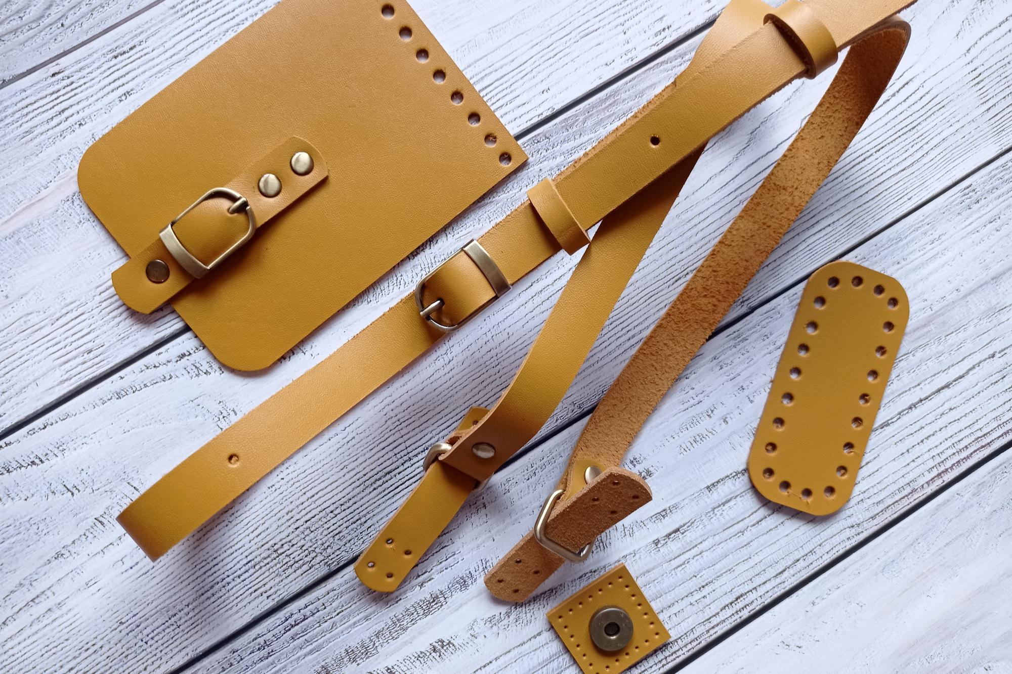 Набор для мини-сумочки с пряжкой, магнитной кнопкой и ремнём с регулировкой. Цвет кожи - тёмно-жёлтый. Цвет фурнитуры - бронза