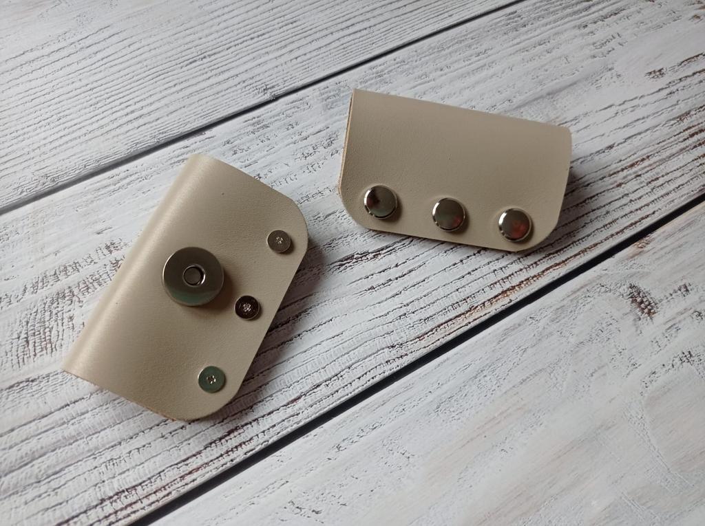 Застежка на винтах с магнитной кнопкой. Натуральная кожа. Цвет кожи на выбор.