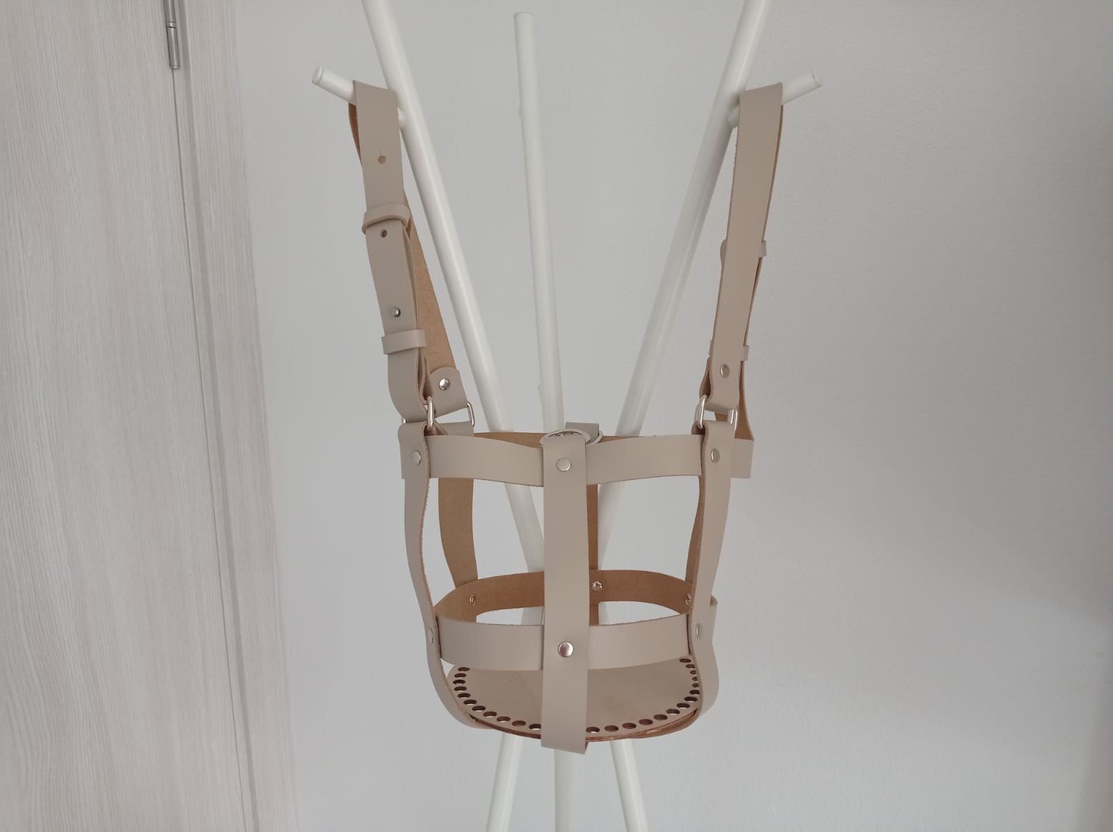 Портупея для сумки-цилиндра диаметром 18-19 см c короткими ручками. Натуральная кожа. Бежевая