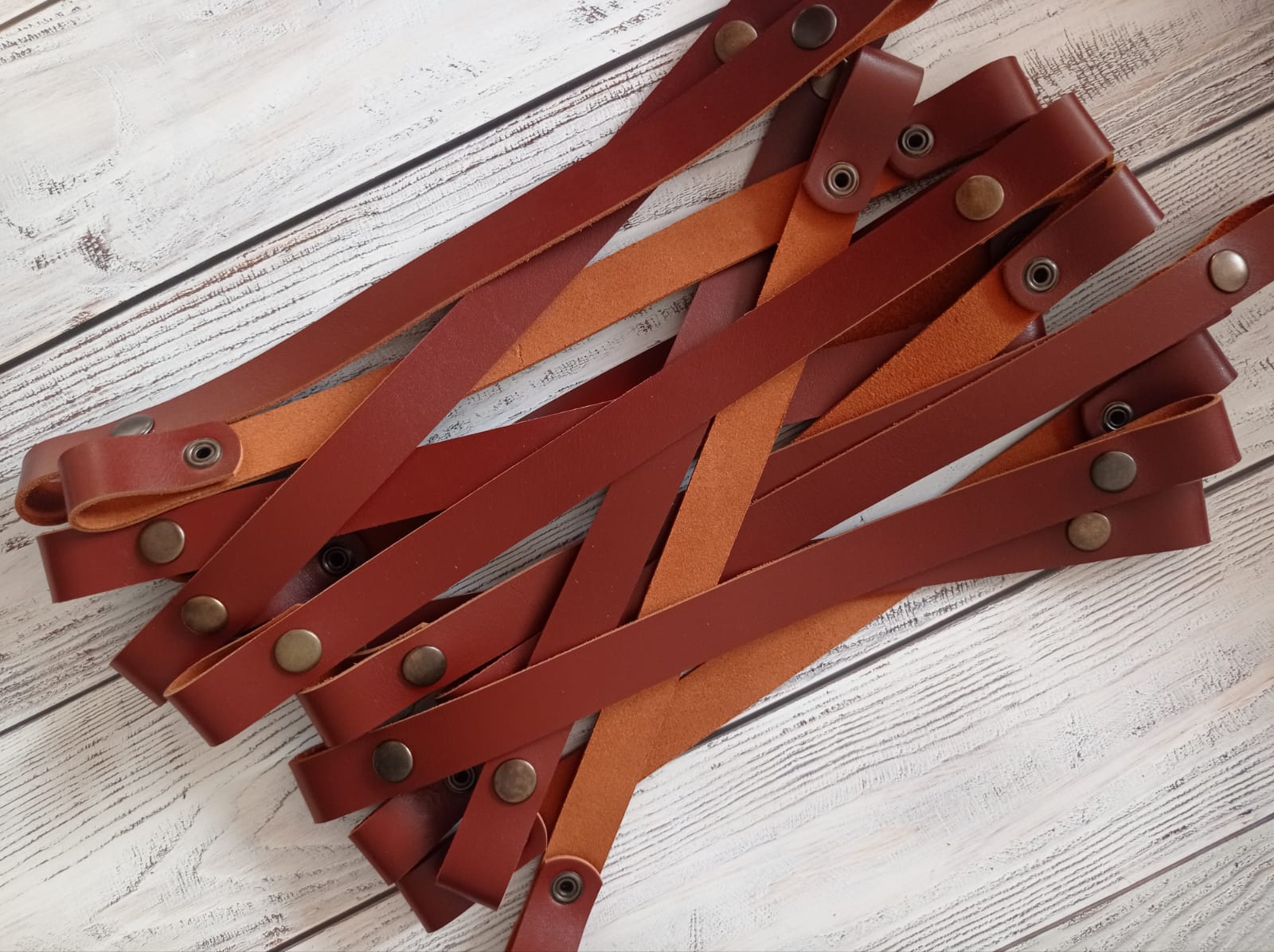 Ручки на кнопках 35х2,2 см - 1 пара (2 шт.). Цвет кожи - коньяк. Цвет кнопок - бронза