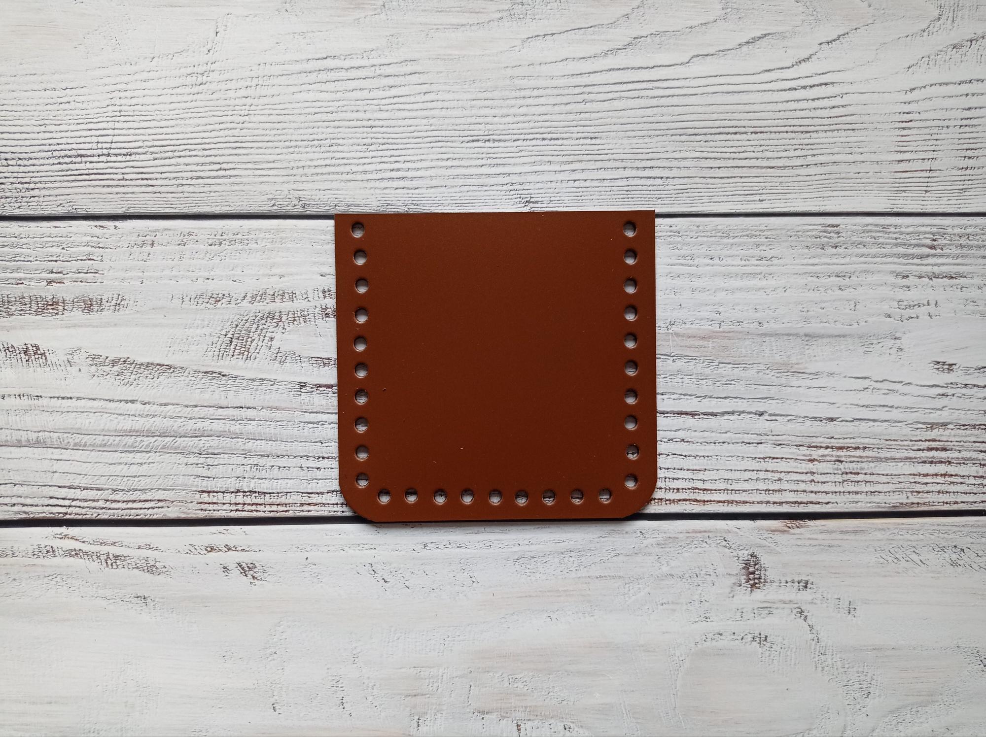 Карман 12х11 см с отверстиями 5 мм. Цвет кожи: молочный шоколад