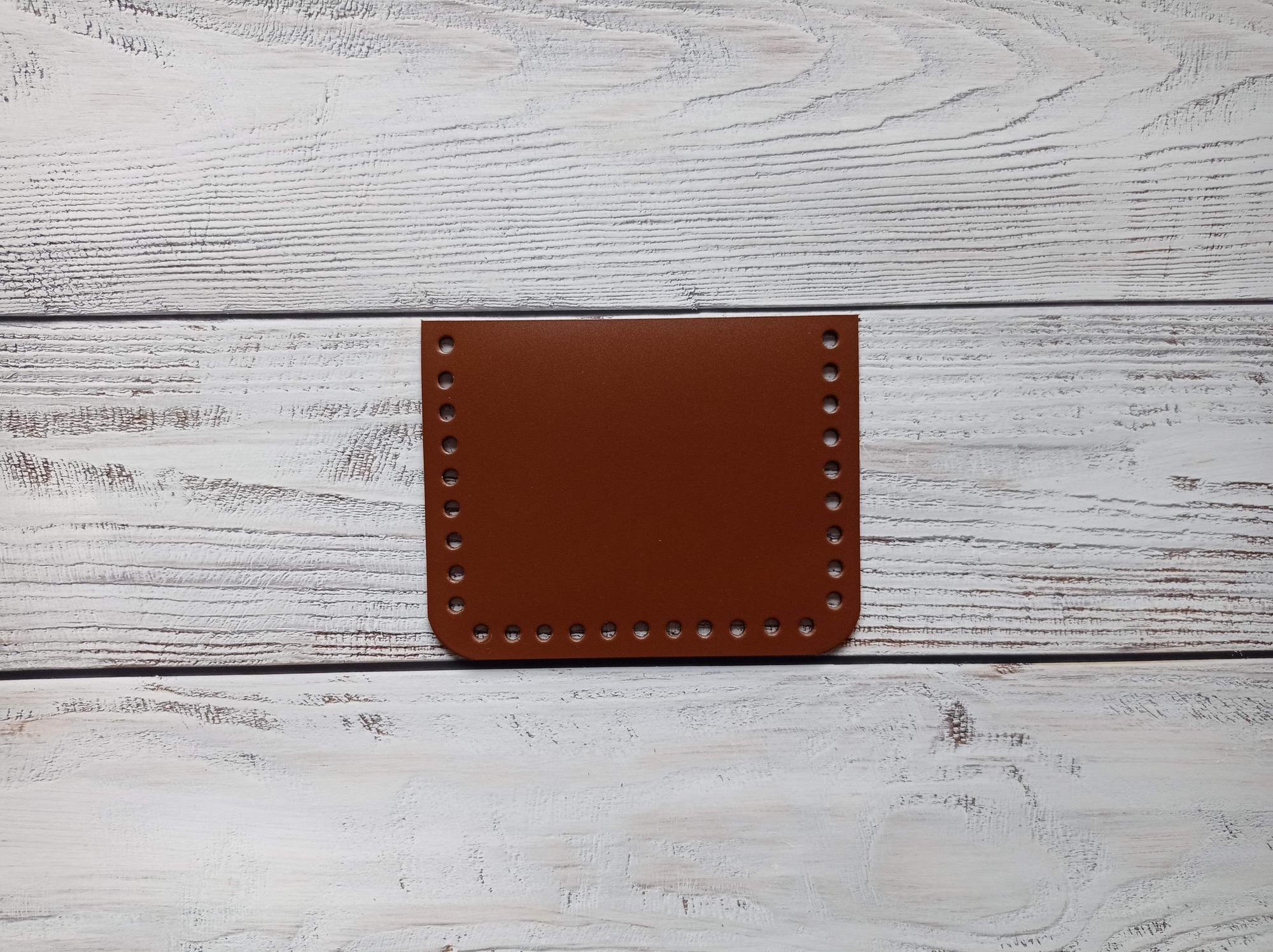 Карман 14х11 см с отверстиями 5 мм. Цвет кожи: молочный шоколад