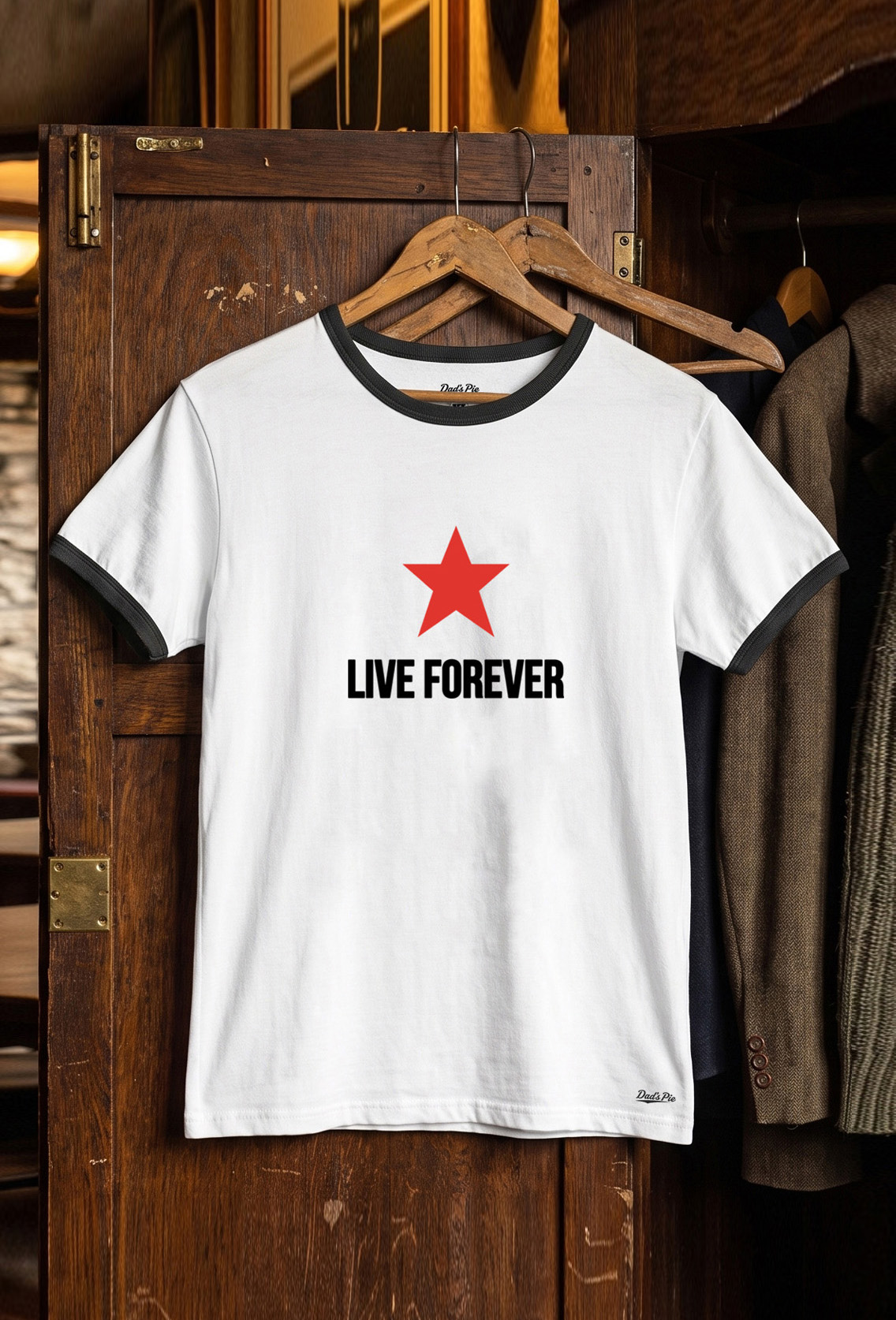 Футболка мужская молочная с черным кантом и принтом Live Forever