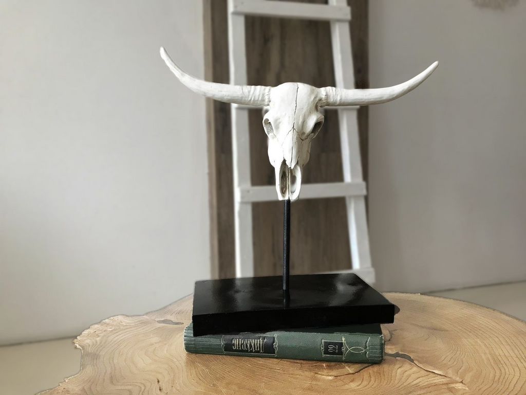 Декор для дома статуэтка череп на подставке "Skull" из искусственного камня в цвете Слоновая кость