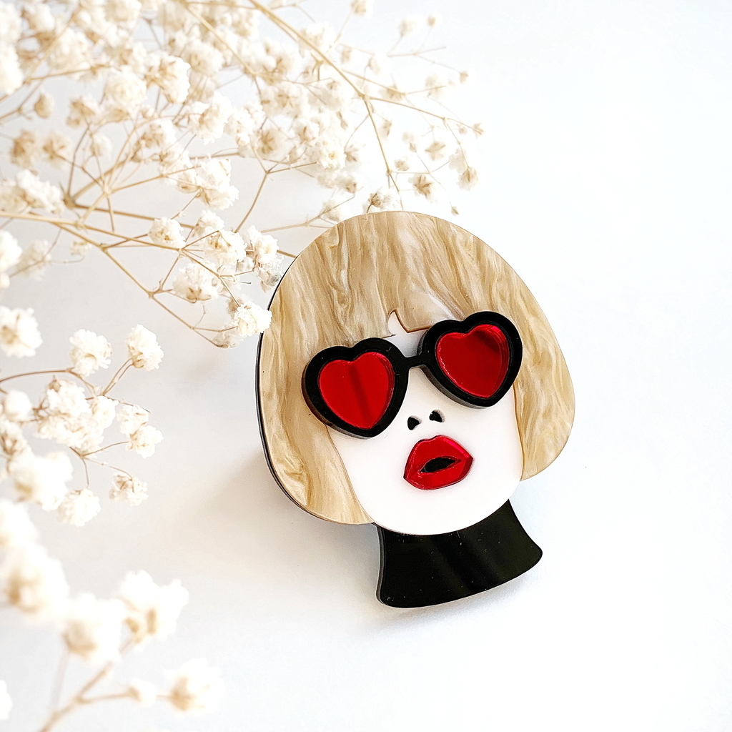 Брошь Блондинка