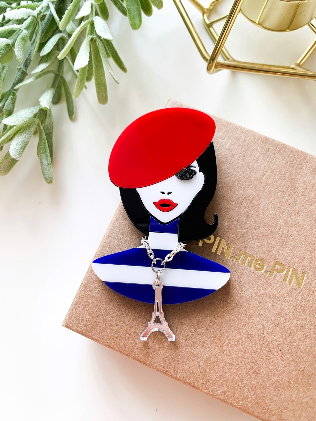 Брошь Парижанка