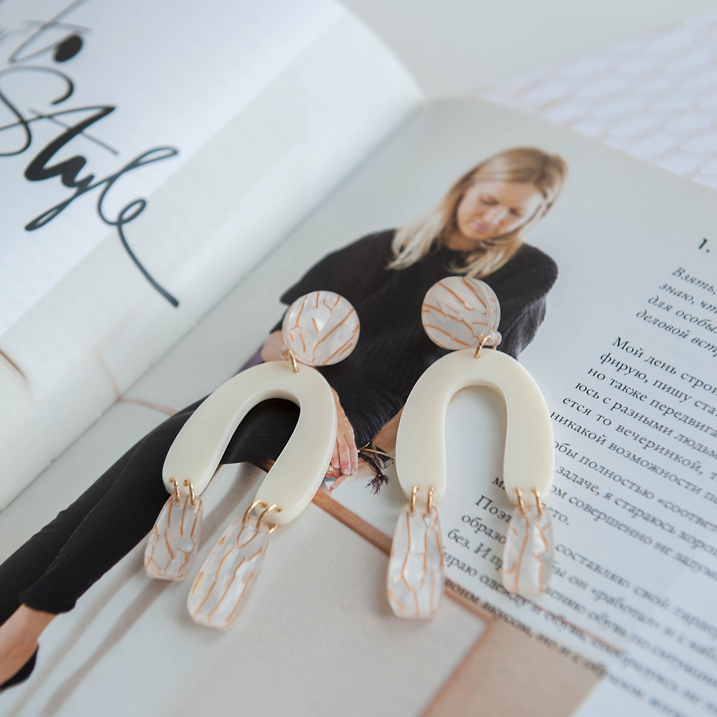 Серьги Рожок с висюльками сливочные