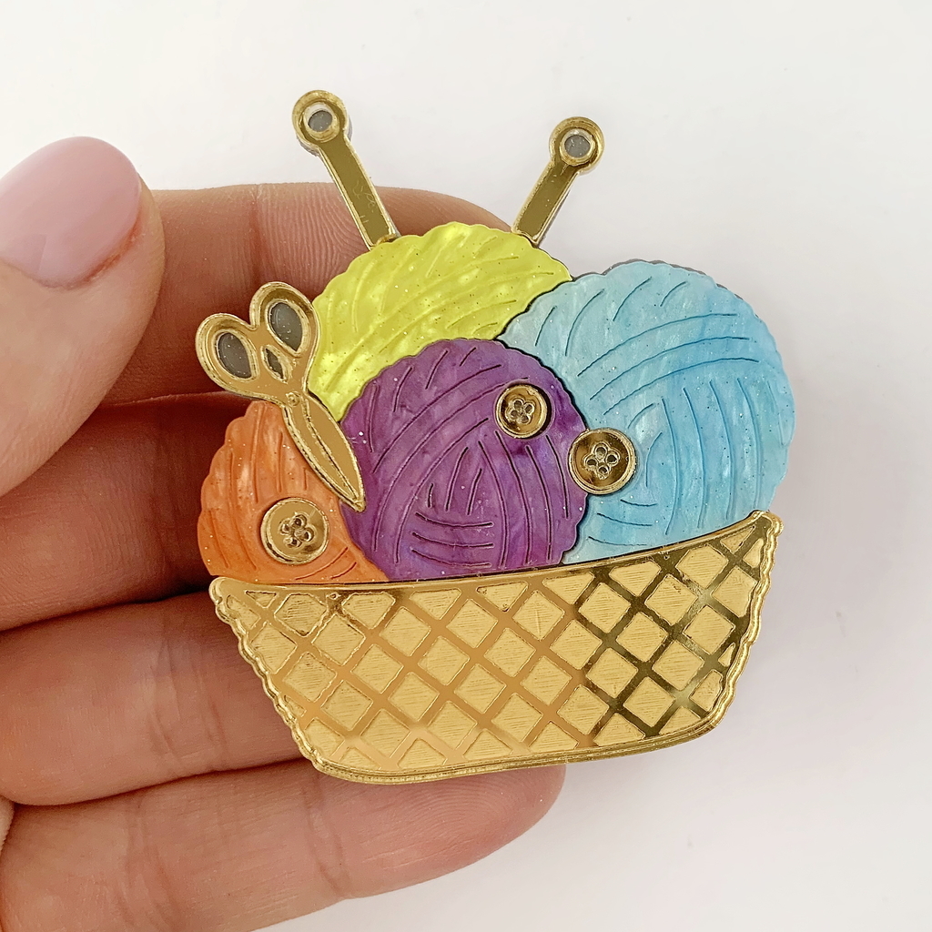 Брошь Корзинка с нитками