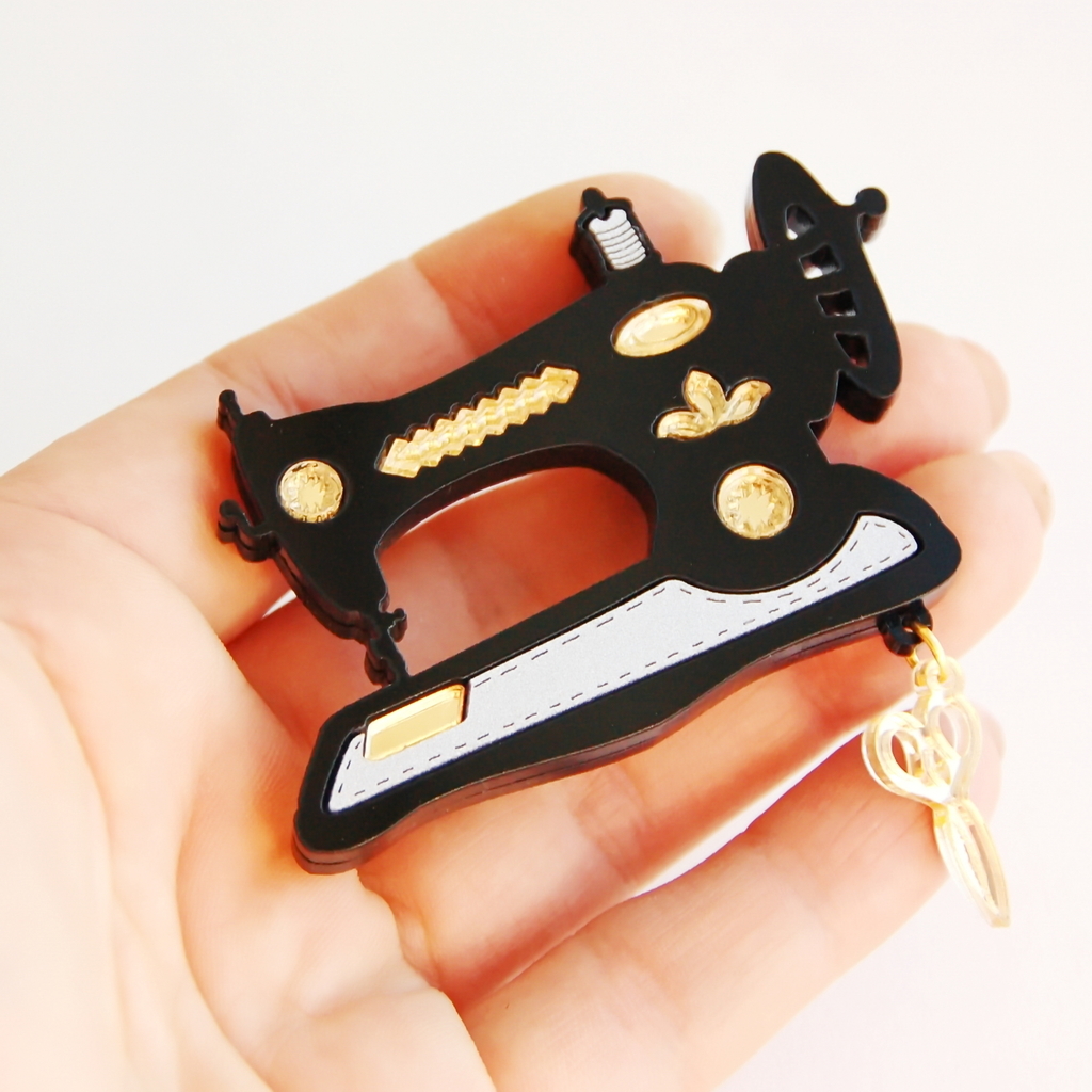 Брошь Швейная машинка черная