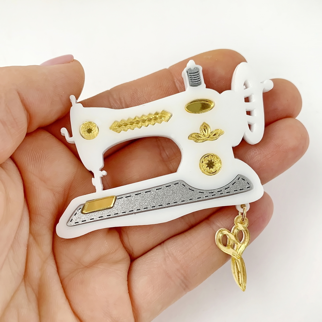 Брошь Швейная машинка белая