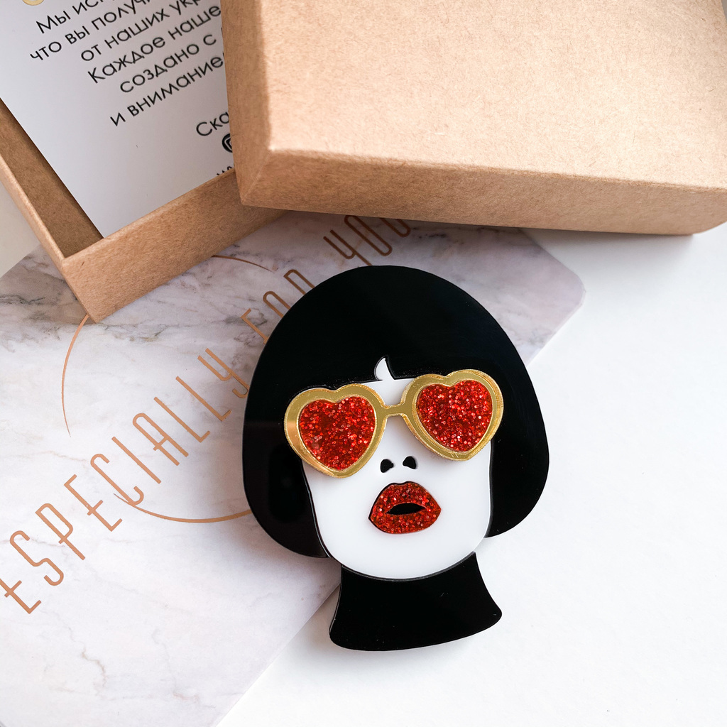 Брошь Брюнетка