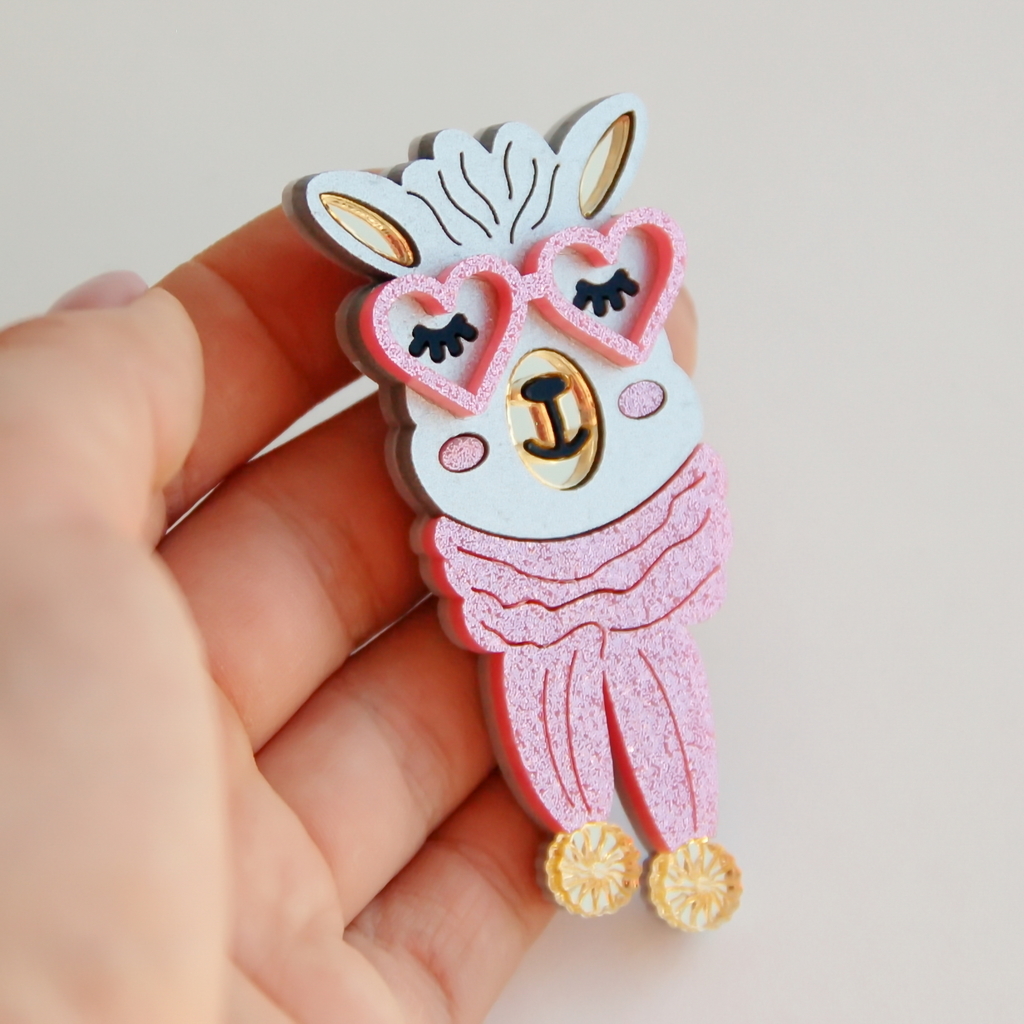 Лама в розовом шарфе