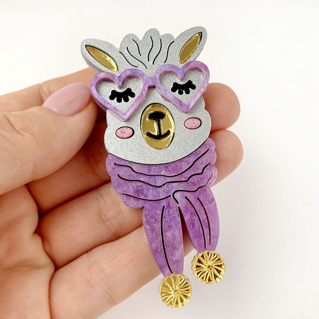 Лама в фиолетовом шарфе