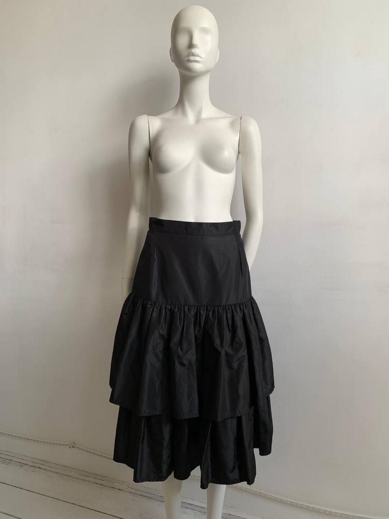 Чёрная юбка миди с объемными ярусами