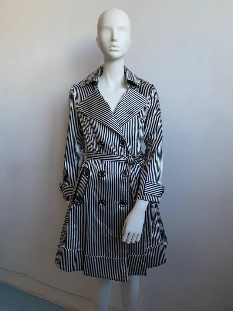 Двубортный плащ Max Mara с акцентными пуговицами